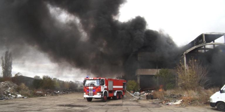 Пожар пламна в димитровградския "Неохим"